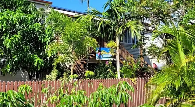 Кровать в общем номере Travellers Paradise