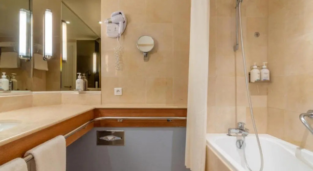 Двухместный номер Premium с балконом и с видом на море Holiday Inn Nice - Port St Laurent by IHG