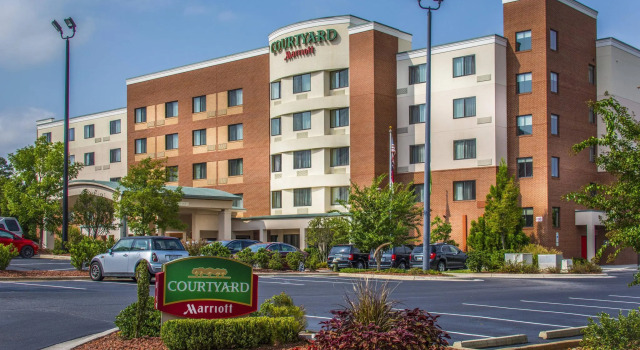 Кровать в общем номере Courtyard Greensboro Airport