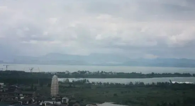 Люкс с 4 комнатами с видом на море Qianzhan Homestay (Kunming Dian Chi Exhibition Center)