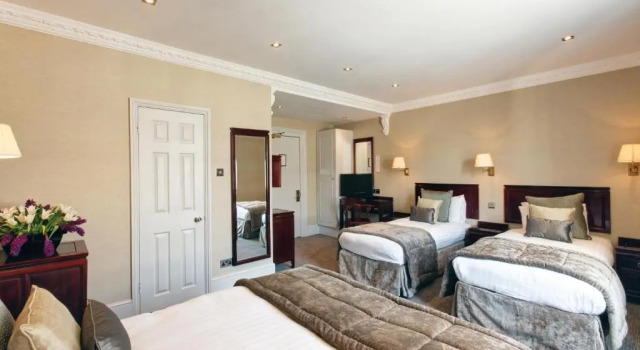 Четырёхместный номер Standard Gem Strathmore Hotel