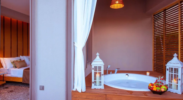 Двухместный номер Standard с балконом и с видом на бассейн Arwen Hotel