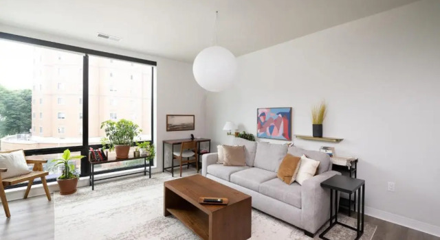 Flexhome East Side 1BR E3 - Brady St Balcony Lounge, Rezerwuj Hotel Hotele w Milwaukee z parkingiem, w pobliżu Marcus Center, Parking