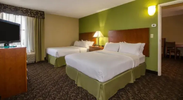 Четырёхместный номер Standard Quality Inn & Suites Downtown Mansfield