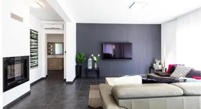 Five-Bedroom Holiday Home in Okrug Donji