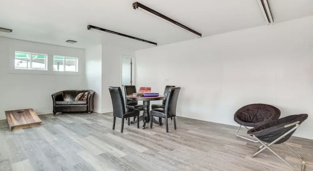 1 Mi to Shore: Lake Michigan Retreat w/ Game Room!, Book Feriehus Hoteller i Two Rivers med parkering, Parkering