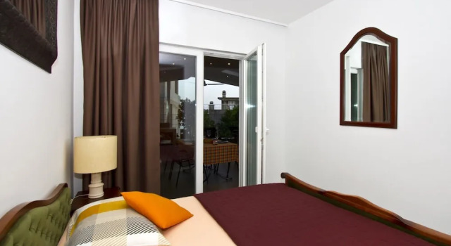 Luxury apt With Roofed Patio Near Beach & Center