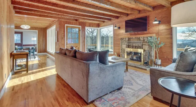 Коттедж Henderson Cabin w/ Deck & Scenic Lake Views!