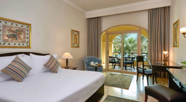 Двухместный номер Deluxe with garden & pool view Mövenpick Hotel Cairo - Media City
