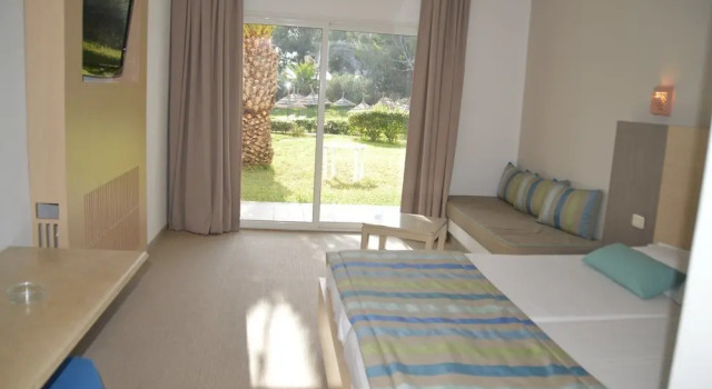 Четырёхместный семейный номер Standard с красивым видом из окна Residence Kantaoui