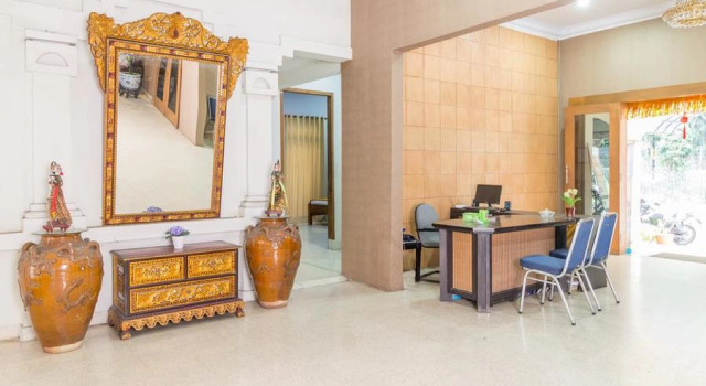 RedDoorz near Kebun Raya Bogor, Rezerwuj Hotel Hotele w Bogor z parkingiem, w pobliżu Kujang Monument, Parking