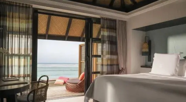 Люкс Water семейный с 2 комнатами Four Seasons Resort Maldives at Kuda Huraa