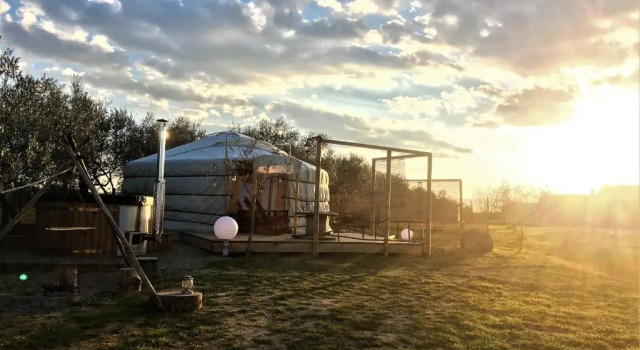 2 CUORI E 1 YURTA Glamping in Tuscany, Prenota Campeggio Asciano Crete Senesi