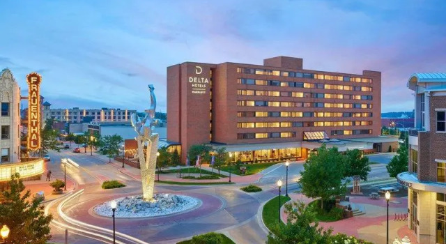 Четырёхместный люкс c 1 комнатой Delta Hotels by Marriott Muskegon Convention Center