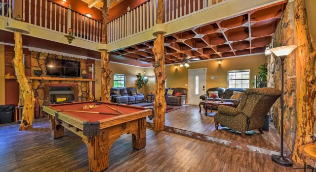Коттедж с 4 комнатами с балконом Spacious Conroe Home w/ Foosball & Pool Table!