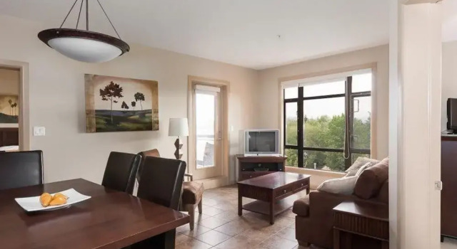 Corner Apartment with Lake View #518
