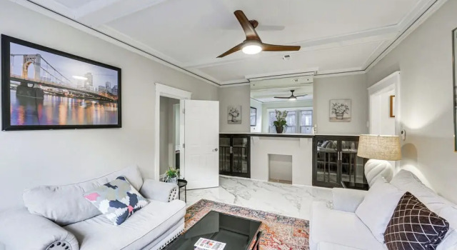 4 Mi to Market Square: Bright Apt w/ Balconies, Prenota Appartamento Pittsburgh 