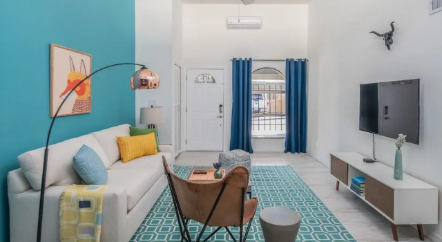 Sleek 2BR Townhome Central Phx by WanderJaunt, Забронировать Апартаменты/квартира Кемелбэк-Ист 