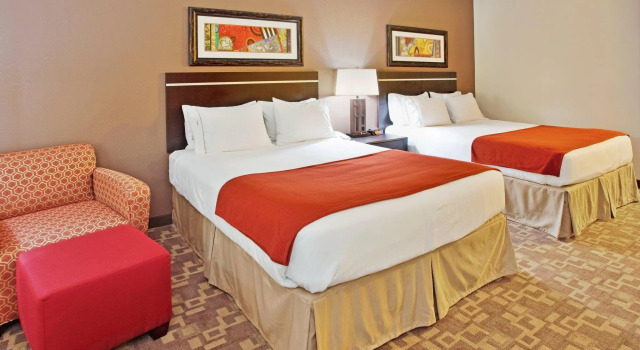 Четырёхместный номер Standard Holiday Inn Express & Suites - Lincoln Downtown by IHG