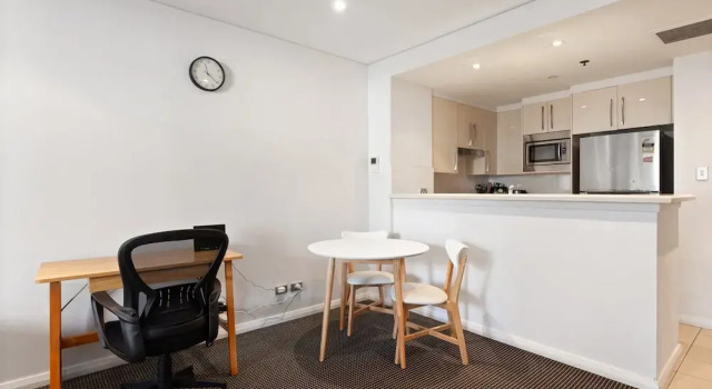 Inner-city Stay With Pool and Gym Access, Забронировать Апартаменты/квартира Сидней Sydney Region, рядом с Peters of Kensington