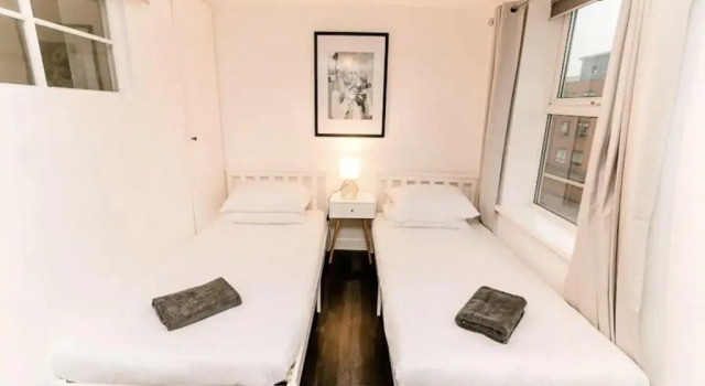 Large Stunning City Centre House With Cinema Room, Забронировать Отель Отели Англии 3 звезды, 3*