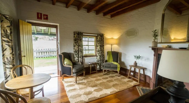 Люкс Deluxe The Barracks, Tocal
