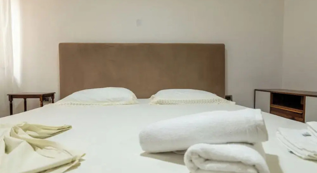 Апартаменты Tirent Apartment - Spacious 2-Bedroom Stay Near Liqeni i Thatë
