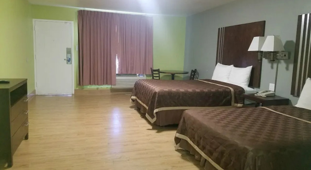 Четырёхместный номер Standard Frontier Motel