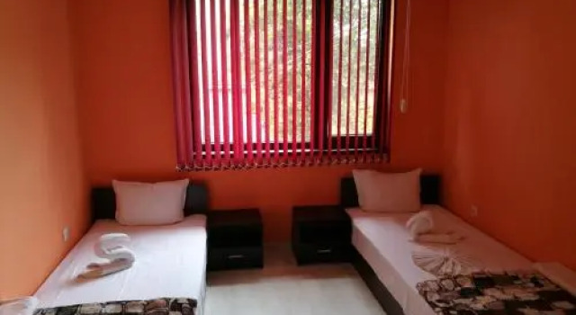 Guest House Karaulanov, Забронировать Отель Отели Ямбола с парковкой, Парковка