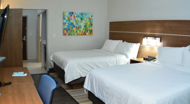 Четырёхместный номер Standard Holiday Inn Express Seguin by IHG