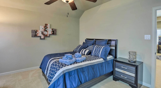 Chic Family-friendly Home in Irving w/ Yard!, Забронировать Дом для отпуска Виллы Ирвинг, Вилла