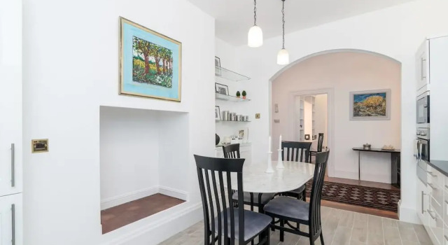 Lovely 1BR Home Near Holland Park, 4 Guests