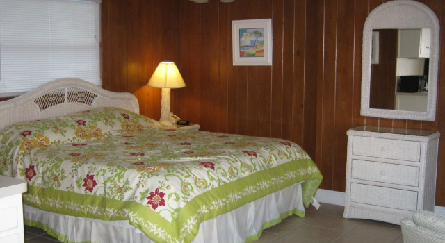 The Holiday Court Villas and Suites, Забронировать Мини-отель Отели в центре Форт-Майерс-Бич, в центре, Парковка