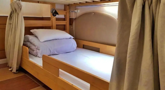 Кровать в общем номере Peace House Suzunami