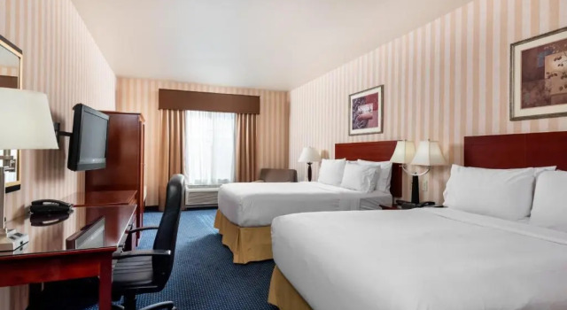 Четырёхместный номер Superior Holiday Inn Express & Suites Lathrop by IHG
