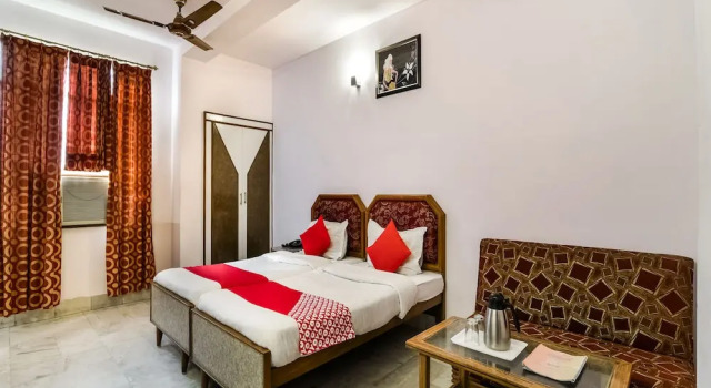 OYO 11732 Maharaja Inn