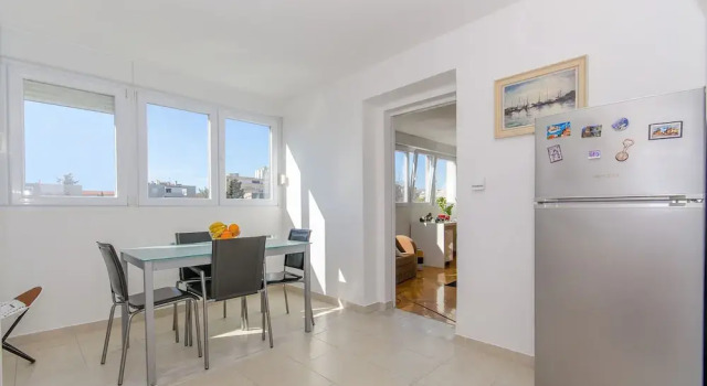 Apt Near Center w/ Terrace on top of the Building, Prenota Appartamento Splitska 