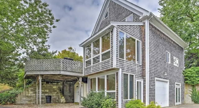 Walk to Beach! Hyannis Family Haven w/ Deck, Забронировать Дом для отпуска Хайаннис Полуостров Кейп-Код