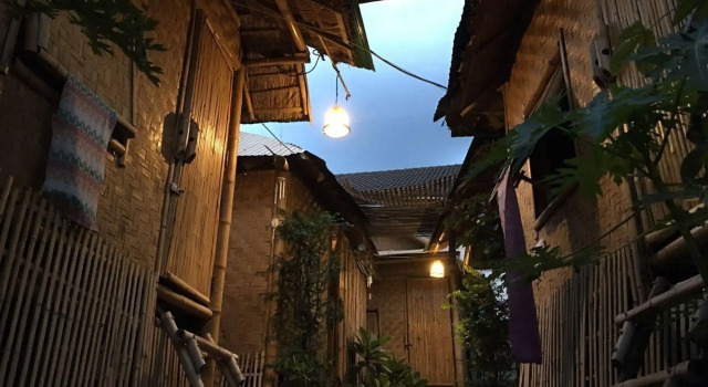 Fundee Story Guesthouse Bamboo House in Chiang mai old town, Забронировать Отель Отели Чиангмай с парковкой, рядом с Wat Srisupan, Парковка