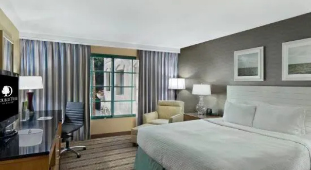 Двухместный люкс с 2 комнатами DoubleTree by Hilton San Pedro