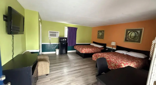 Четырёхместный номер Standard Цокольный этаж Royal Inn Motel