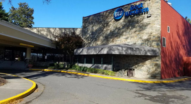 Кровать в общем номере Best Western Fairfax City