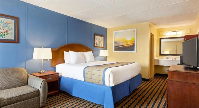 Трёхместный номер Standard Days Inn & Suites by Wyndham Fort Bragg/Cross Creek Mall