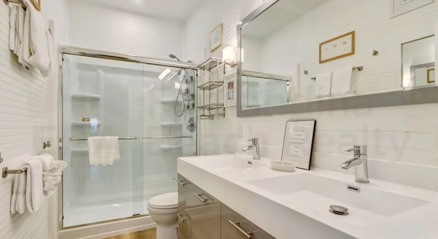 Коттедж Dog Friendly Beachfront Condo, Direct Access to Beach by RedAwning