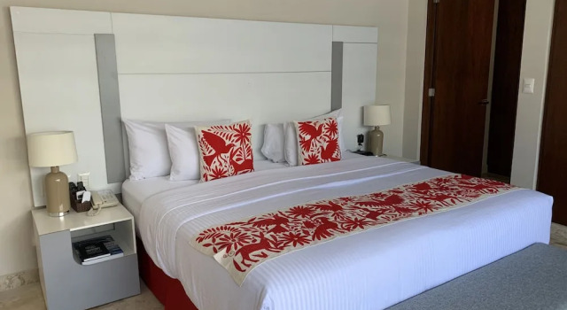 Люкс с балконом и с видом на бассейн Xaha Villas Suites & Golf Resort