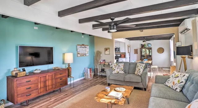 Коттедж Pet-friendly Home w/ Patios & Private Hot Tub!