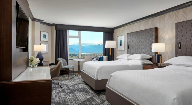 Четырёхместный клубный номер Standard Sheraton Vancouver Guildford Hotel