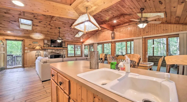 Коттедж Fire Pit & Grill: Cozy Cabin in Lake Toxaway!