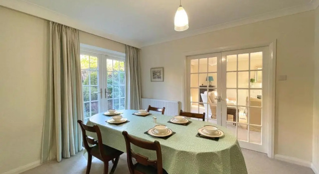 Коттедж Spacious 4 Bedroom House with Garden