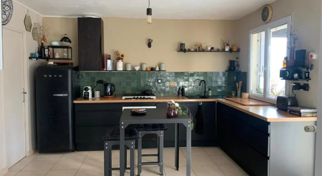Коттедж Bright and quiet house with two gardens north shade and south sun